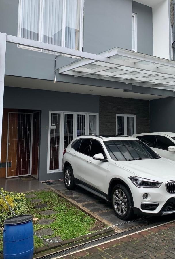 Platinum Setramurni Guest House Bandung 3Br Экстерьер фото